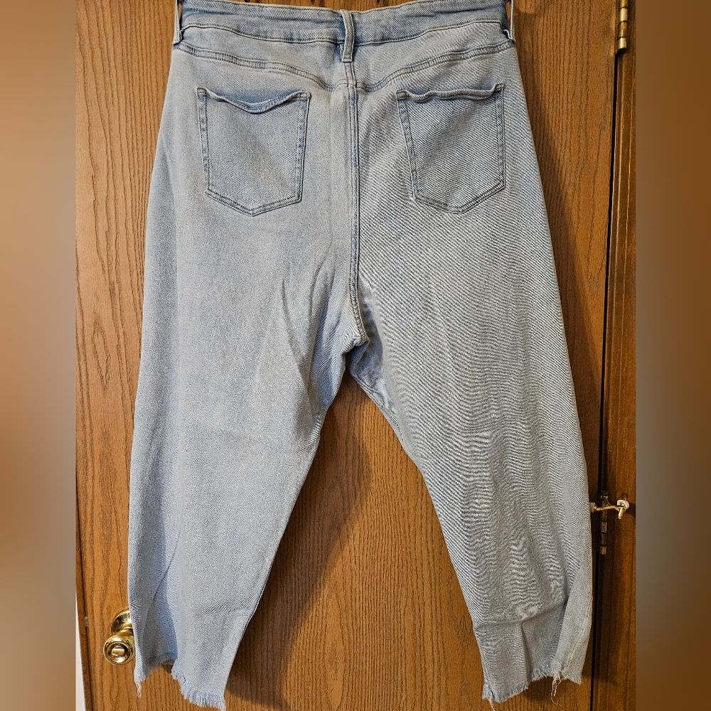 Ava & Viv Light Wash Straight Leg High Rise Frayed Hem 22W - Picture 2 of 3